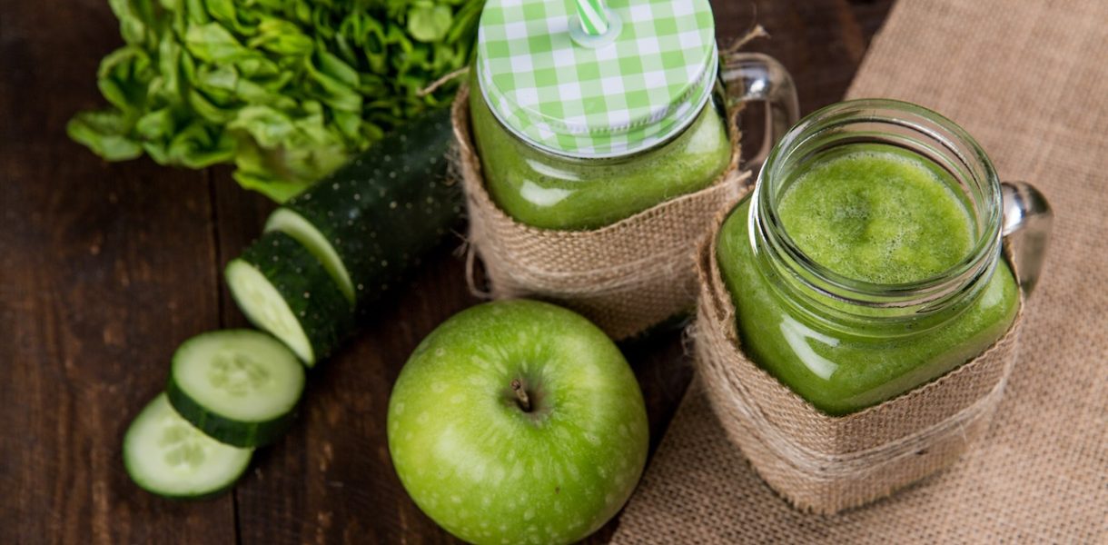 Variedad de verduras y frutas utilizadas en la elaboración del jugo verde - Una forma de obtener múltiples nutrientes en un solo vaso